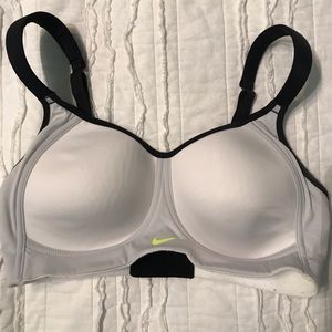 32D Nike sports bra